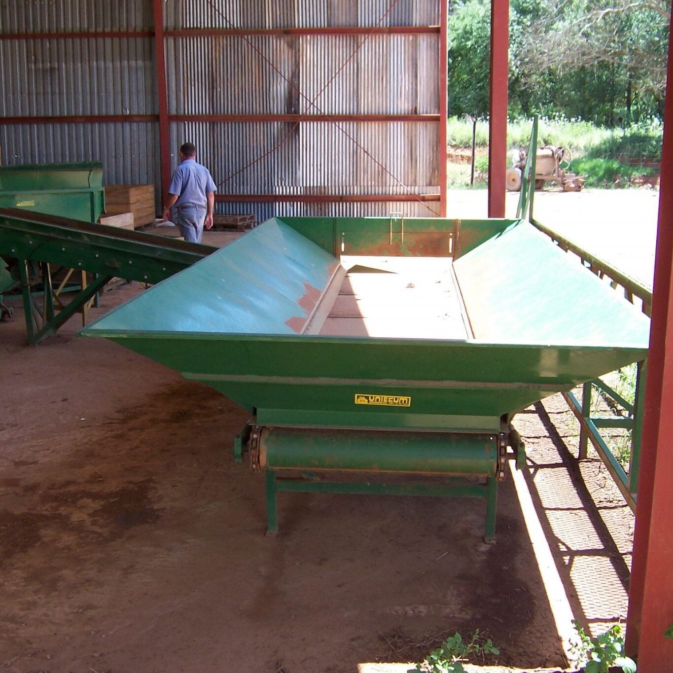 Uniekum Landbou Masjiene (Pty) Ltd | Potato and Onion Handling Specialists in South Africa | Receiving Hopper